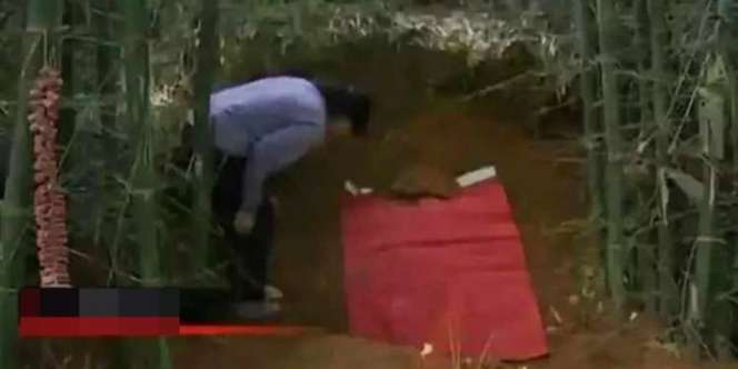 Ziarah ke Makam Suami yang Baru Meninggal, Istri Syok Dengar Suara Aneh dari Kuburan: Tolong Aku
