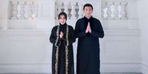 Potret Keluarga Artis Pakai Busana Hitam Saat Lebaran, Sarita Abdul Mukti Kompak Berbalut Busana Syar'i