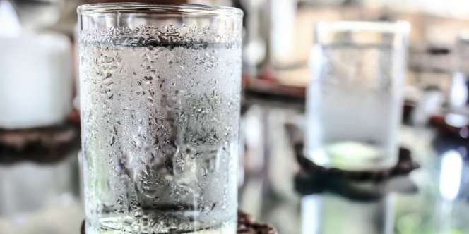 Cek Fakta: Minum Air Dingin Setelah Makan Sebabkan Kanker