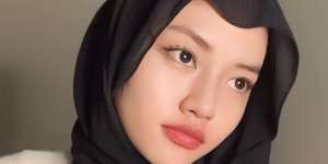 Style Hijab Model Flowy dengan Pashmina Ceruti Tanpa Jarum Pentul 