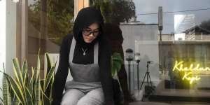 3 Referensi Outfit Kombinasi Hitam dan Putih Simpel tapi Stylish