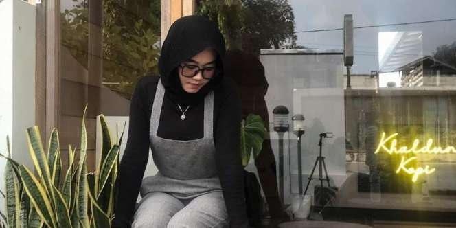 3 Referensi Outfit Kombinasi Hitam dan Putih Simpel tapi Stylish