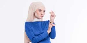 3 Look Seru dengan Sentuhan Warna Electric Blue untuk Hijaber
