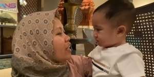 Bikin Gemas, Rayyanza Nangis Kejer Lihat Sus Rini Jalani Terapi Kaki Usai Jatuh