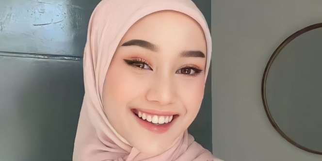 Layak Dicoba, Style Manis dengan Hijab Polos