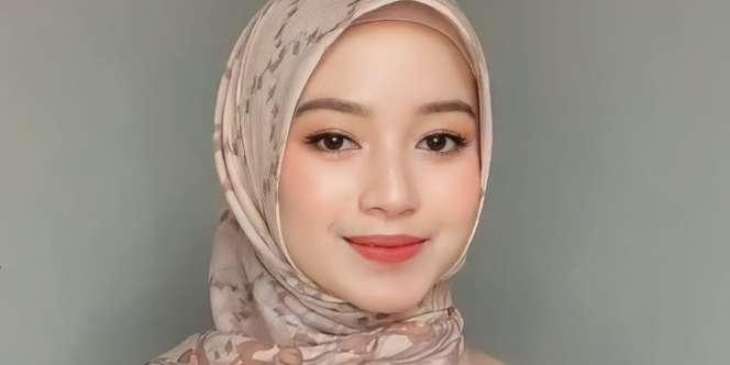 Cukup Diikat, Hijab Segiempat Motif Tampak Rapi