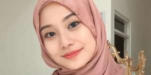 Tampil Elegan dengan Pashmina Silk Textured, Intip Tutorialnya