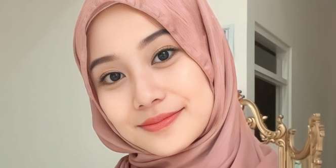 Tampil Elegan dengan Pashmina Silk Textured, Intip Tutorialnya