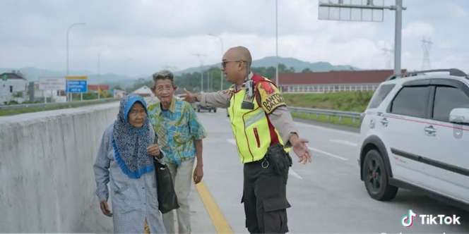 Cerita Haru Kakek Nenek Jalan Kaki di Tol Cisumdawu Demi Temui Cucu, Keduanya Lupa Keluarga Anaknya Sudah Datang pas Lebaran