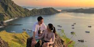 Intip 5 Potret Kevin Sanjaya dan Valencia Tanoe Honeymoon Kedua di Labuan Bajo, Lagi Mesra-Mesranya