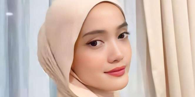 Styling Pashmina Jersey Simpel nan Nyaman, Cocok untuk Cuaca Panas