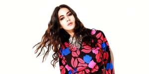 Tampilan Playful Paula Verhoeven Pakai Dress Plisket Colorful