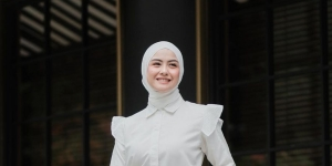 Tampilan Seru Pakai Blazer Batik ala Revalina S Temat