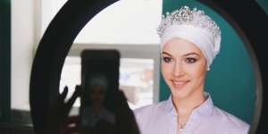 Trik Makeup 'Borongan' Anti Ribet ala MUA