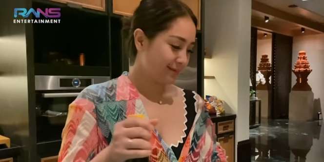 Potret Nagita Slavina Pakai Swimsuit Saat Masak di Dapur, Model dan Harganya Bikin Syok!