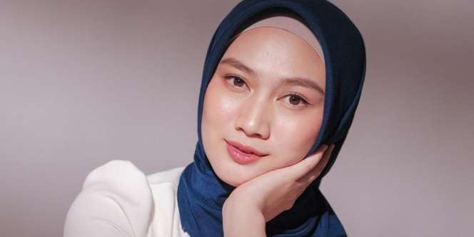 Tampilan Seru Melody Laksani dengan Outer Kimono Full Printing