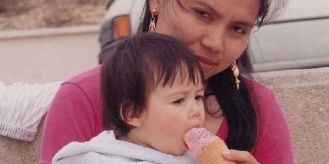 Siapa Sangka Bocah Asyik Emut Es Krim di Pangkuan Ibu Ini Jadi Aktor dan Main di Film Hollywood, Bisa Tebak?