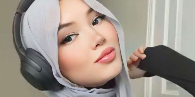 Hijab Secure Saat Harus Pakai Headphone, Cari Tahu Triknya