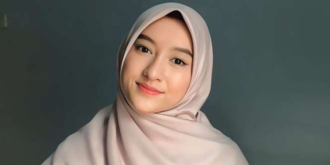 Tampilan Hijab Curve Manis, Tengok Styling Mudahnya
