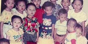 Anak Kecil Pakai Baju Kuning yang Sedang Melongo Ini Sekarang Jadi Penyanyi Dangdut Terkenal, Siapakah Dia?
