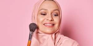 Teknik Pakai Powder Blush Biar Look Lebih Natural