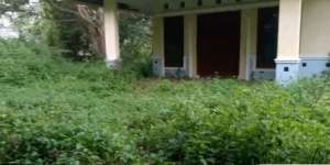 Rumah Terbengkalai di Tengah Hutan Kuningan, Tertutup Semak-Semak Namun Isinya Masih Lengkap dan Tertata Rapi