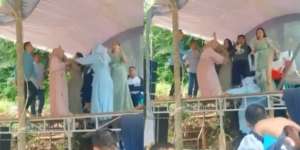 Asyik Joget Bareng Biduan, Emak-Emak Jatuh dari Panggung
