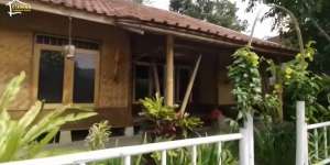 Potret Rumah di Tengah Kampung, Dari Luar Terbuat Dari Anyaman Bambu, Lihat Isi Dalamnya Beda Banget, Bak Vila Mewah!