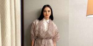 Pakai Coat Seharga Puluhan Juta, Intip Gaya Kasual dan Elegan Ririn Ekawati