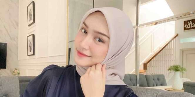 Pakai Dress Maroon yang Elegan, Aura Melody Prima Memancar