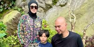 Mulan Jameela Pamer Foto Liburan Bareng Keluarga, Penampilan Ahmad Dhani Bikin Salfok