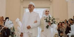 5 Potret Pernikahan Memes Prameswari yang Pernah Santer Dekat dengan Billy Syahputra, Tampil Menawan Dalam Balutan Hijab