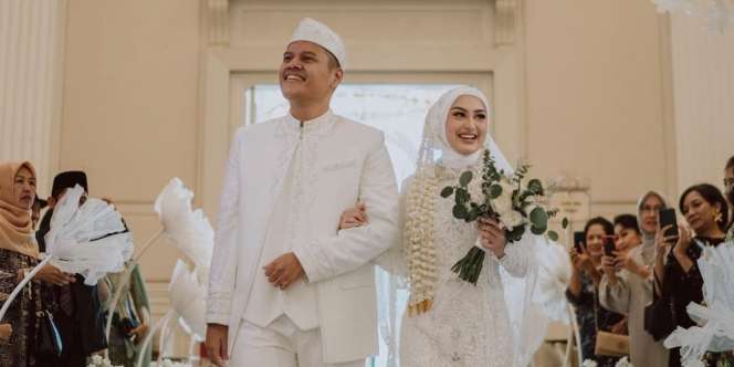 5 Potret Pernikahan Memes Prameswari yang Pernah Santer Dekat dengan Billy Syahputra, Tampil Menawan Dalam Balutan Hijab