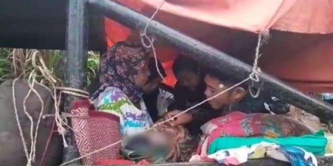 Memilukan! Perjuangan Ibu di Merangin Melahirkan di Mobil Pikap karena Jalan ke RS Rusak Parah