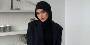 3 Look Fierce Style dengan Black and White Outfit 