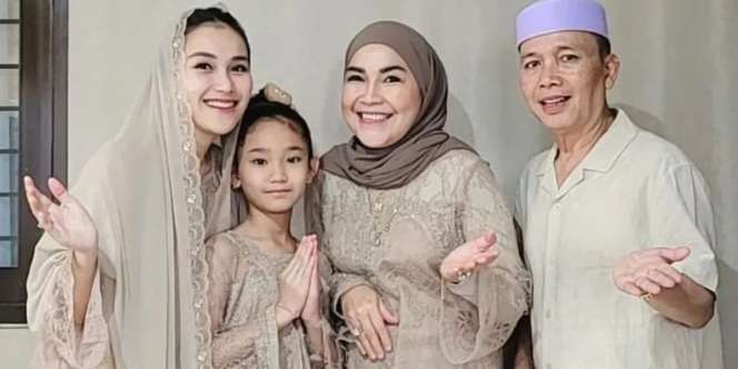Posting Foto Tak Berhijab, Ibunda Ayu Ting Ting Tuai Kritikan Pedas