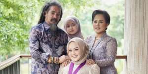Tidak Biasa, Penampilan Limbad Saat Dampingi Putrinya Wisuda Jadi Sorotan