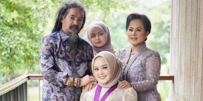 Tidak Biasa, Penampilan Limbad Saat Dampingi Putrinya Wisuda Jadi Sorotan