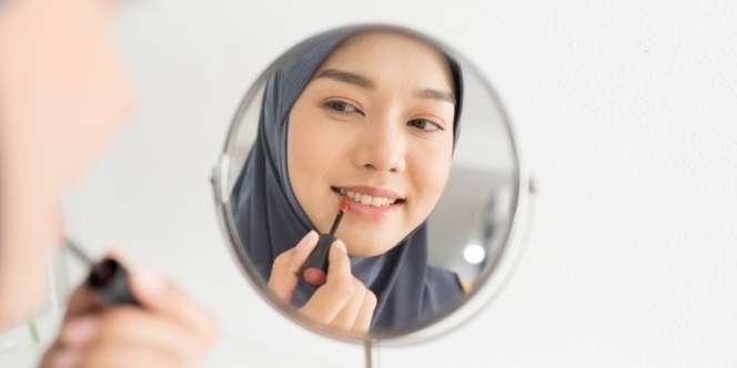 Lipstik Cetar Tahan Lama, MUA Bagikan 5 Triknya