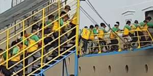 Demi Sesuap Nasi, Potret Perjuangan Porter Berdesak-desakan Masuk Kapal Cari Penumpang Bikin Terenyuh