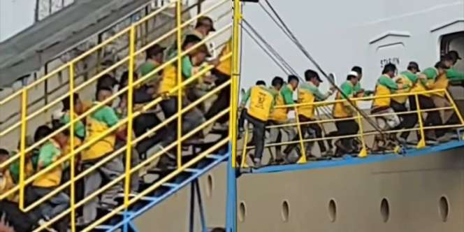 Demi Sesuap Nasi, Potret Perjuangan Porter Berdesak-desakan Masuk Kapal Cari Penumpang Bikin Terenyuh