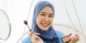 Buat Lesung Pipit Hanya Pakai Makeup, Cari Tahu Triknya