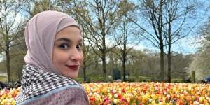 5 Potret Sederhana Shireen Sungkar Jadi Pelayan Warung di Belanda
