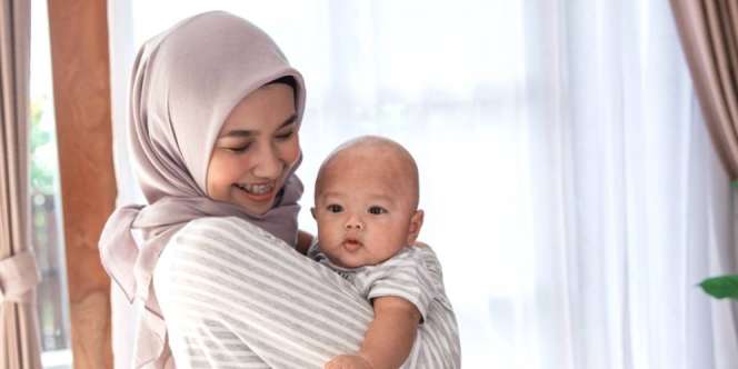 Penyebab Rambut Rontok Saat Menyusui dan Cara Mengatasinya
