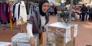 10 Potret `Warteg` Ibunda Shireen Sungkar di Belanda, Tak Malu Jualan Pisang Goreng, Ramai Banget!