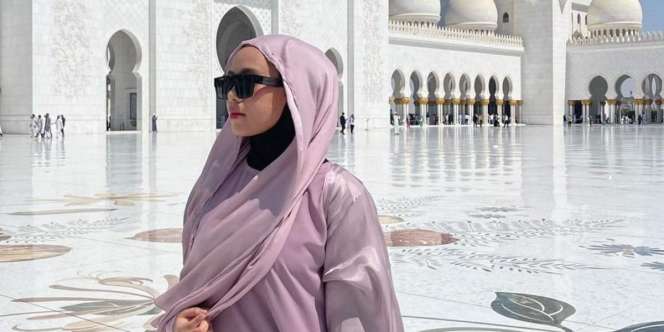 Datangi Masjid Ikonik di Abu Dhabi, Sohwa Halilintar Anggun Berbalut Gamis Lilac