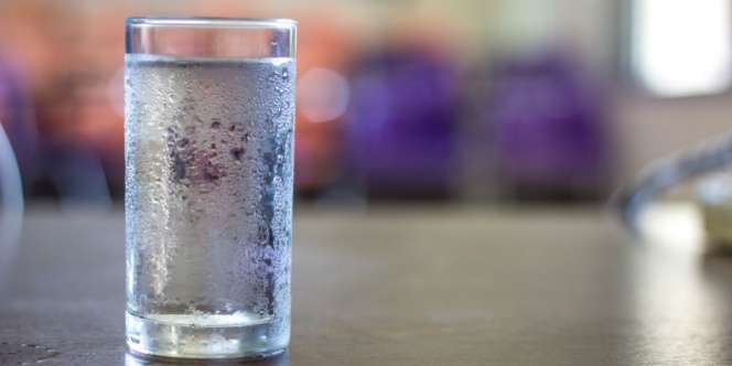 Cek Fakta: Minum Air Dingin Saat Cuaca Panas Bikin Pembuluh Darah Pecah