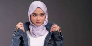 Mix and Match Jaket Jeans, Hangatkan Tubuh dengan Cara Stylish