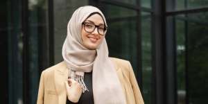Kacamata Bikin Look Makin Keren, Perhatikan 2 Hal Ini