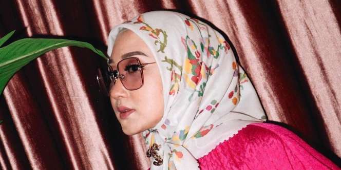 Dian Pelangi Tampil Mentereng dengan Neon Green